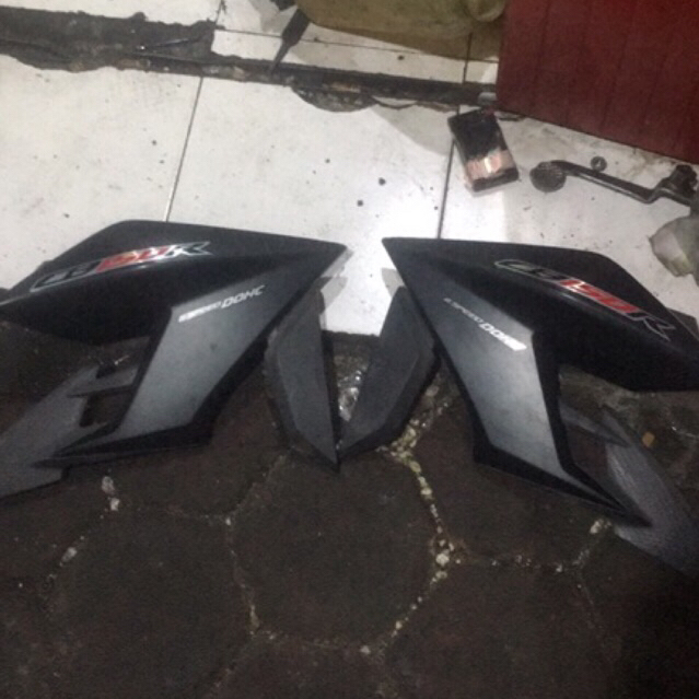 Sayap tangki / shroud tangki CB150R Streetfire SE hitam tahun 2016