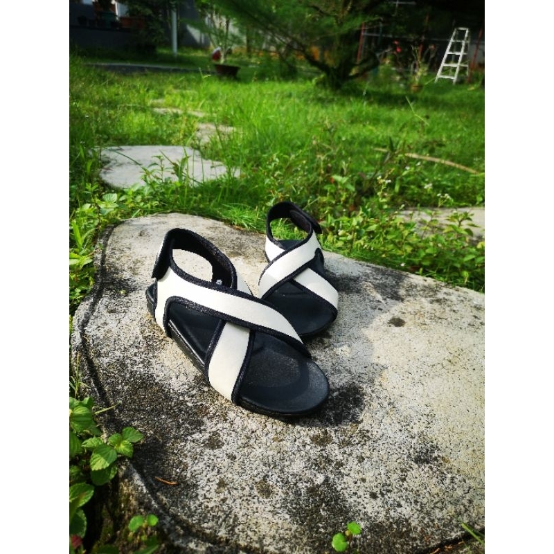 Yuki_Mode Sandal Flip Flop/ Flat/ Sendal Unisex Ad1