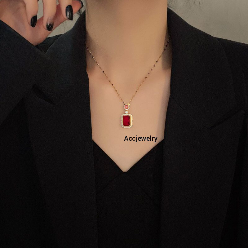 Kalung Titanium Permata Merah Mewah Look Premium