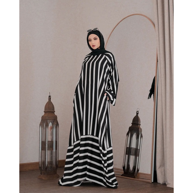 jazila Abaya dengan motif stripe monochrome yang menawan