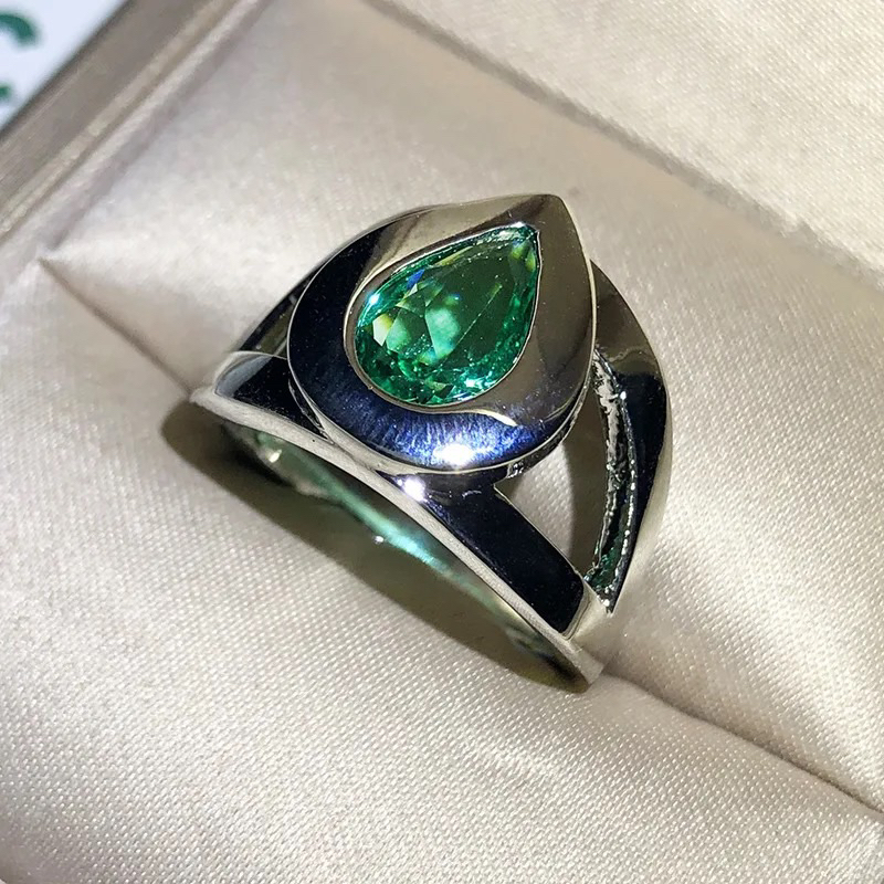 Cincin Zamrud Tetesan Air Unik Elegan