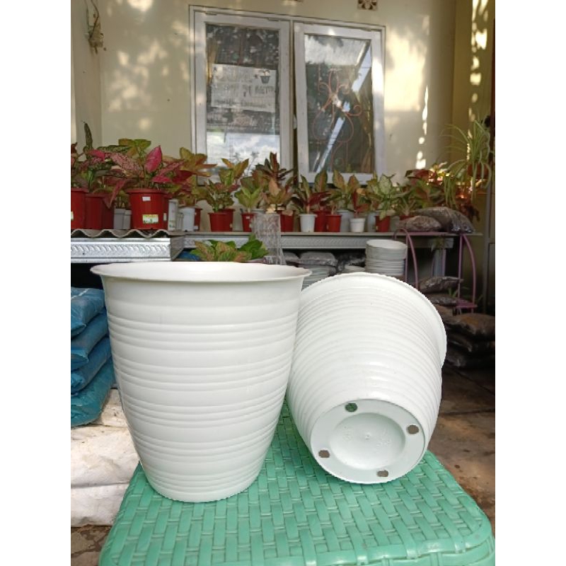 Pot plastik GUCI 20 dan Pot GUCI 20 TIRUS - Pot bunga/tanaman hias