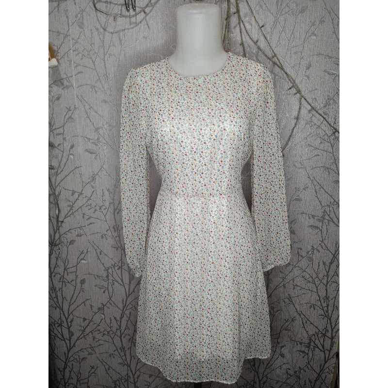 Tunik Putih Bunga Kecil