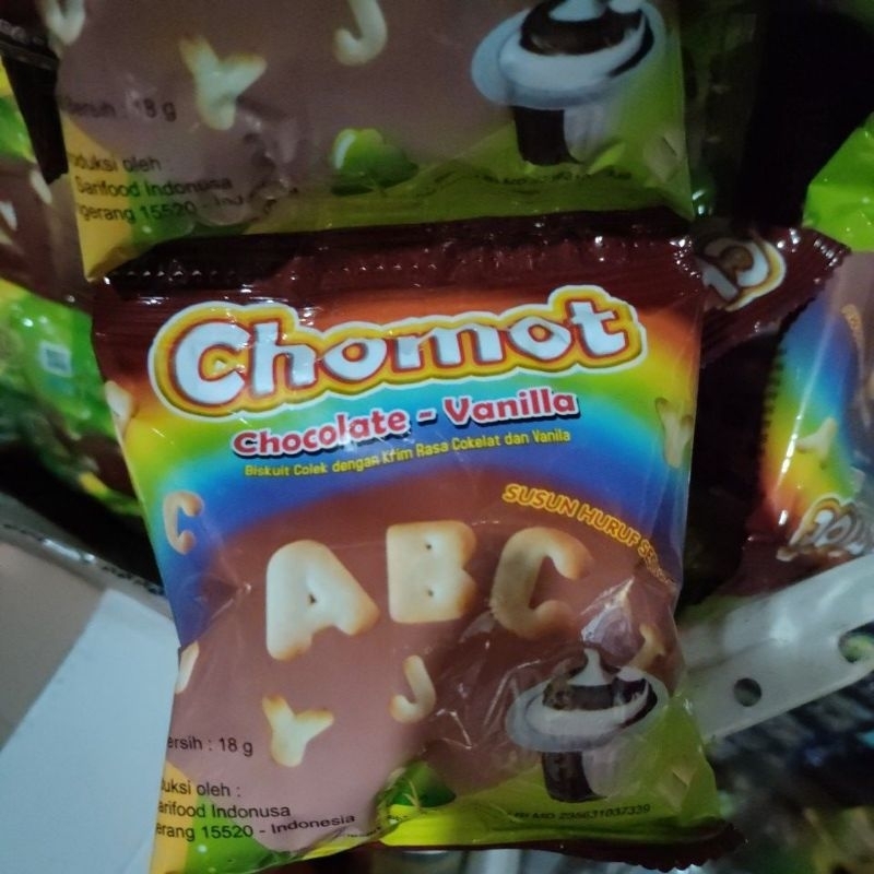 chomot biskuit colek dengan krim rasa cokelat dan vanilla