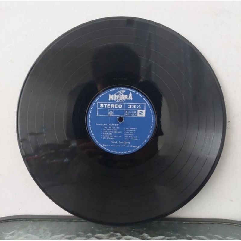 Vinyl Piringan Hitam 12 inch Titiek Sandhora-Djangan Ngintip