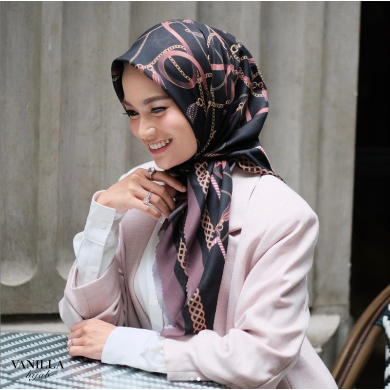 Vanilla hijab preloved everyday scarf chain black