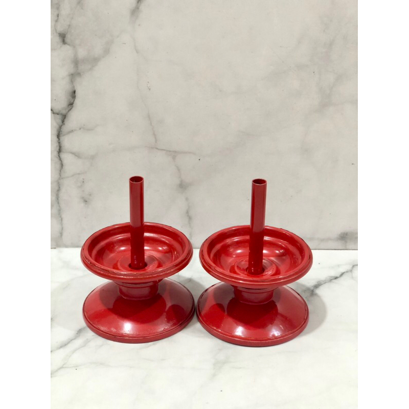 Tempat lilin kaki kaleng merah