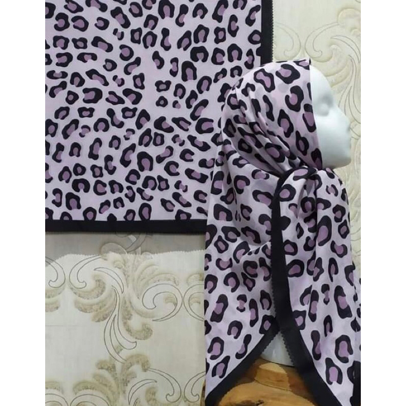 HIJAB VOAL MOTIF MACAN UNGU