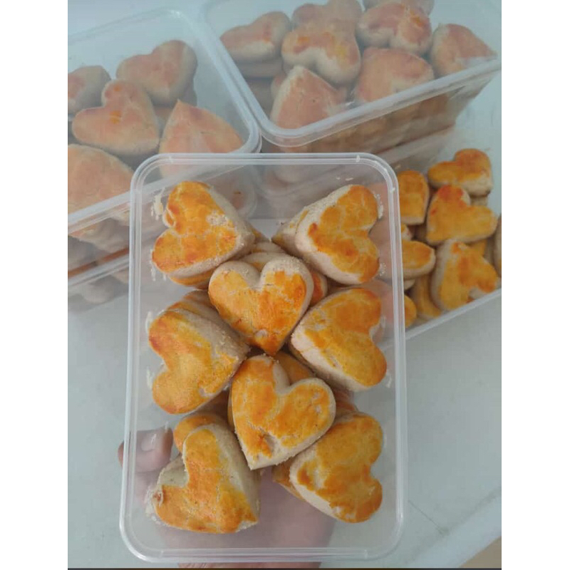 

kue kacang bentuk love
