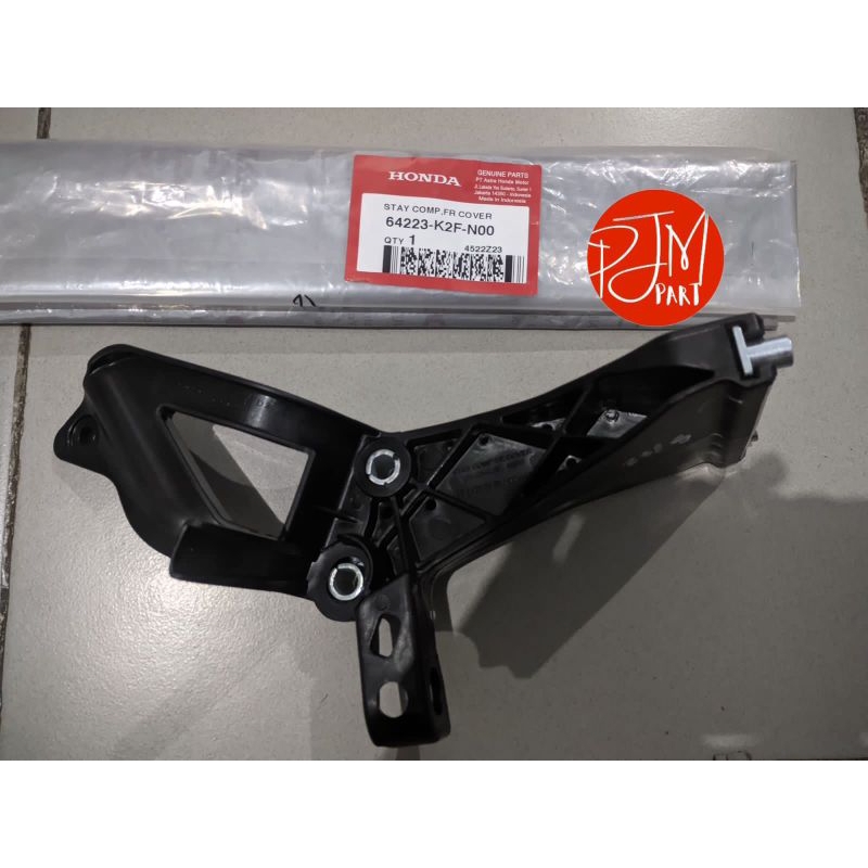 64223-K2F-N00 Dudukan Panel Tameng Lampu Depan Scoopy eSP LED K2F