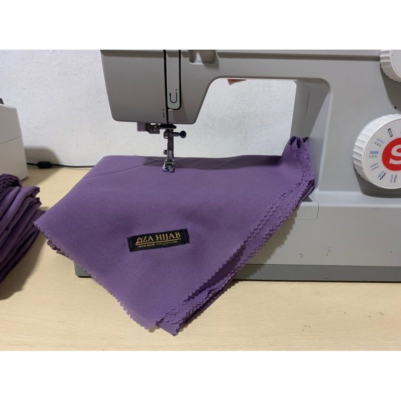 Kerudung Segiempat Polycotton Warna Ungu Lilac Ukuran 115x115 cm dengan Tepi Cetakan Pola Elegan