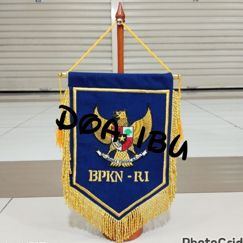 

best seller bendera vandel meja custom pake rumbai emas+tiang kayu vandel