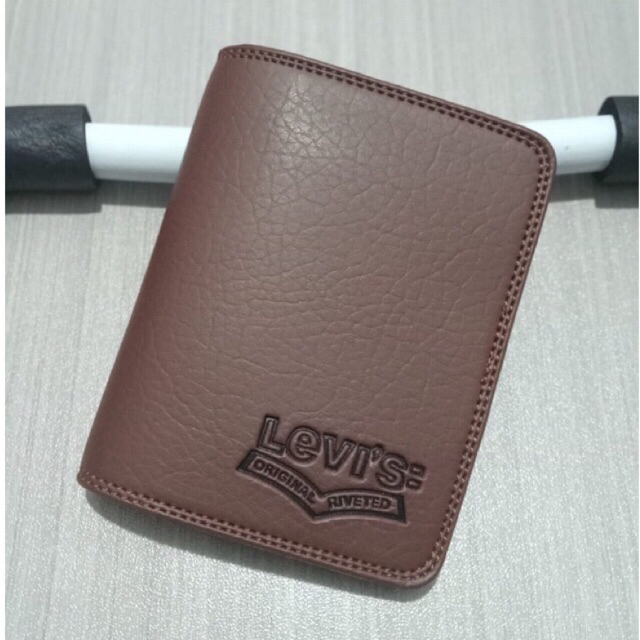 dompet keren untuk pria remaja dan dewasa dari anton hilmanto modelnya lipat dua buku vertikal bahanya dari kulit PU lokal jenis Kolombo tebal dan lembut #dompet #dompetpria #dompetcowok #dompetlipat #dompetkeren