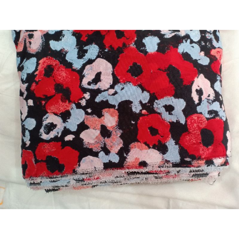 KAIN WOLFIS MOTIF BUNGA MERAH BIRU DASAR HITAM (REQ PANJANG 50 CM = Rp 14.000)