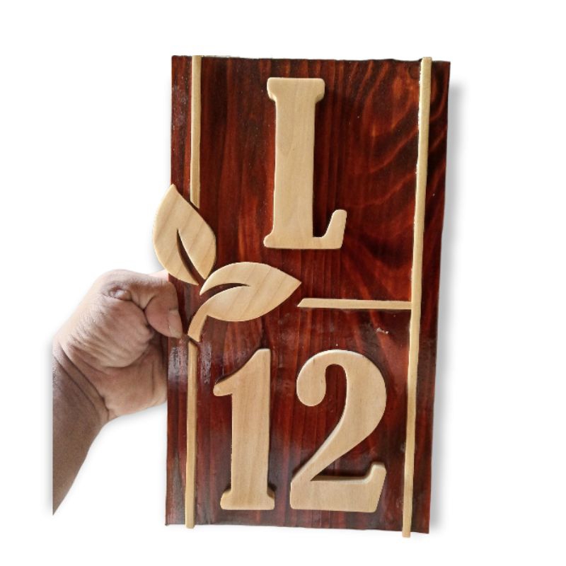 papan nomor Rumah Kayu timbul minimalis