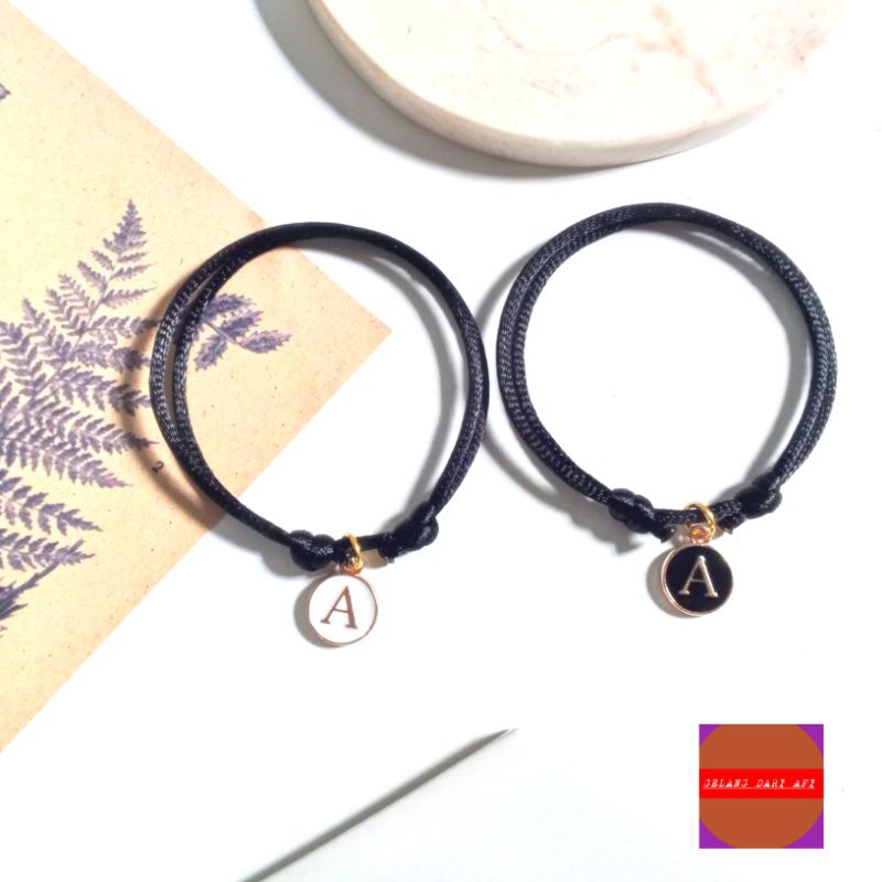 Gelang Tali Satin Inisial Huruf Charm Epoxy Hitam Dan Epoxy Putih Gelang Tali Satin Inisial Nama