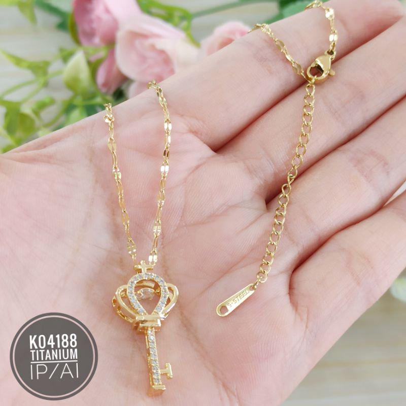 Kalung Titanium Dancing Stone kunci gold K04188