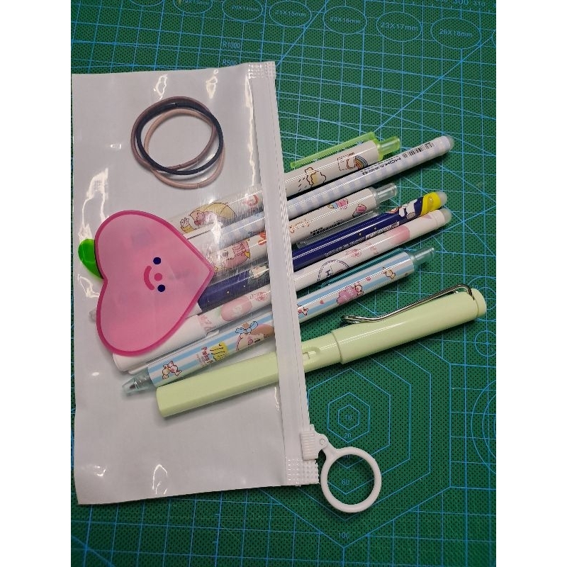 

Alat tulis set (bulpen, pensil, dan tempat pensil)