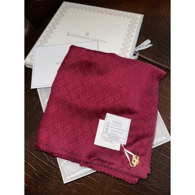 New Buttonscarves Tapis Embossed Ruby
