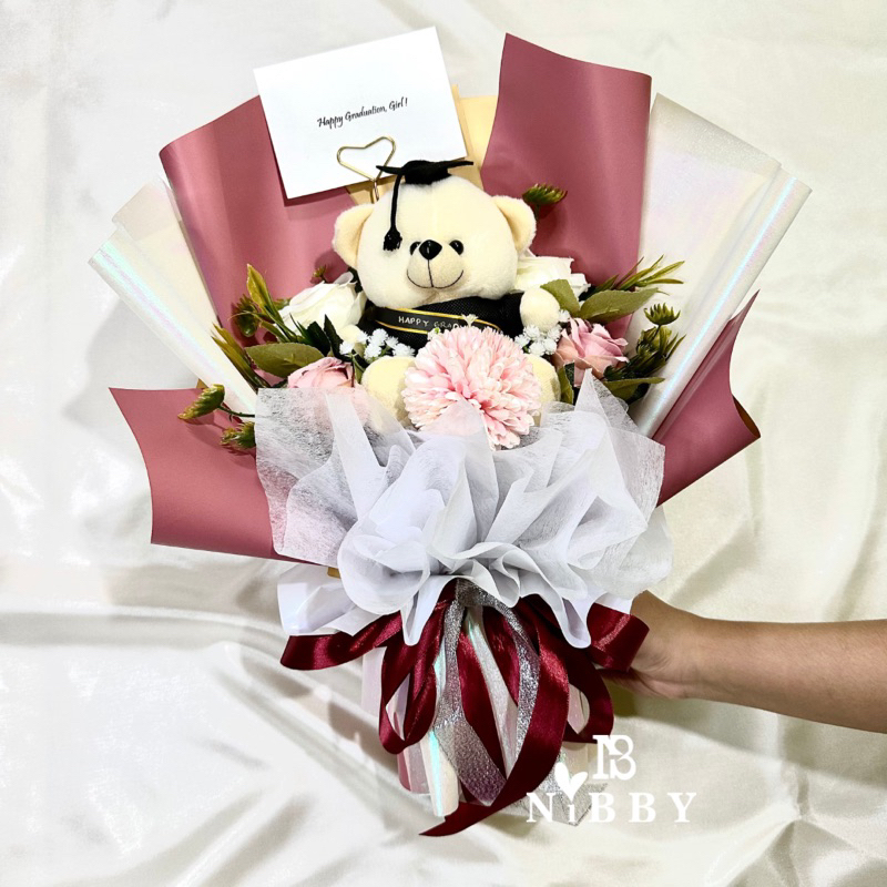 BUKET WISUDA Premium Bunga Boneka Kado Sidang Artificial Custom Nama Selempang Hadiah