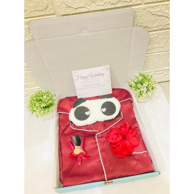 

Hampers Piyama Satin Set Cowok/Cewek Kado Pernikahan / Hadiah Anniversary / Kado Ulang Tahun / Birthday Gift