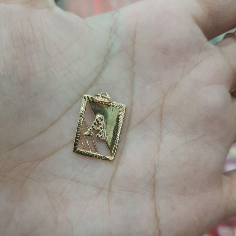 Liontin bulat huruf S emas asli kadar 40%