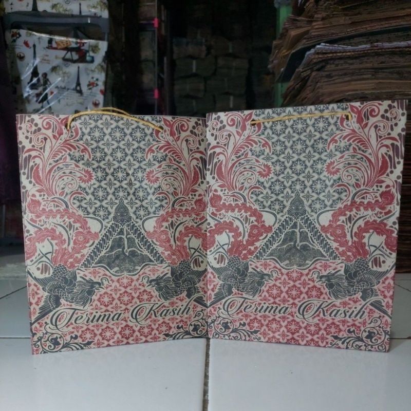 

(2 warna) Paperbag Motif - Size Sedang 2 warna (16x5x21) Tali Rami