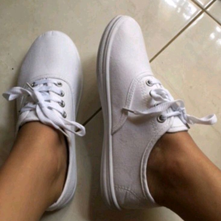 Sepatu Sneakers Tali Wanita / Sepatu Putih / Sepatu Import/ SIZE 36- 40