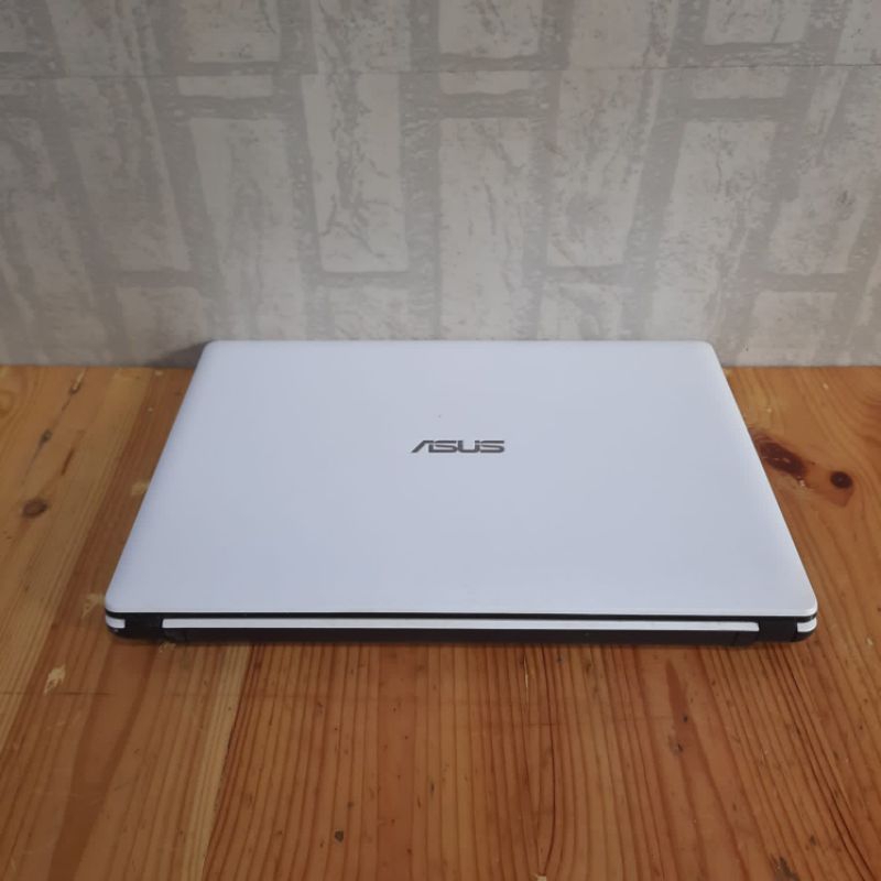 Laptop Asus X452 Amd E2-3800U 4GB HDD 500GB Windows 10 vga  layar 14 inc mulus