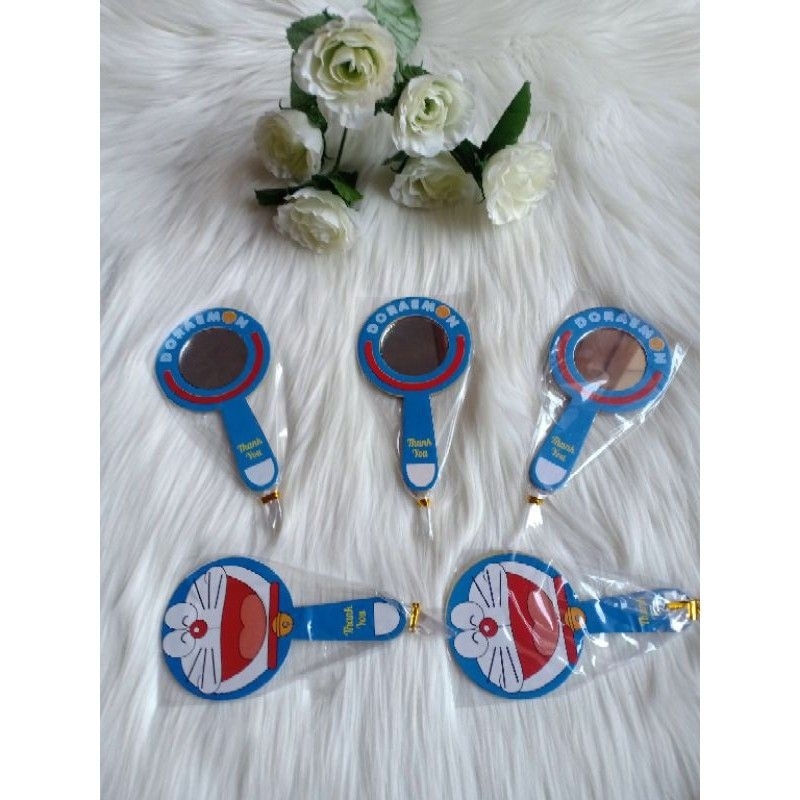souvenir kaca doraemon / sovenir cermin kaca bulat motif doremon / sovenir murah malang biru polkado