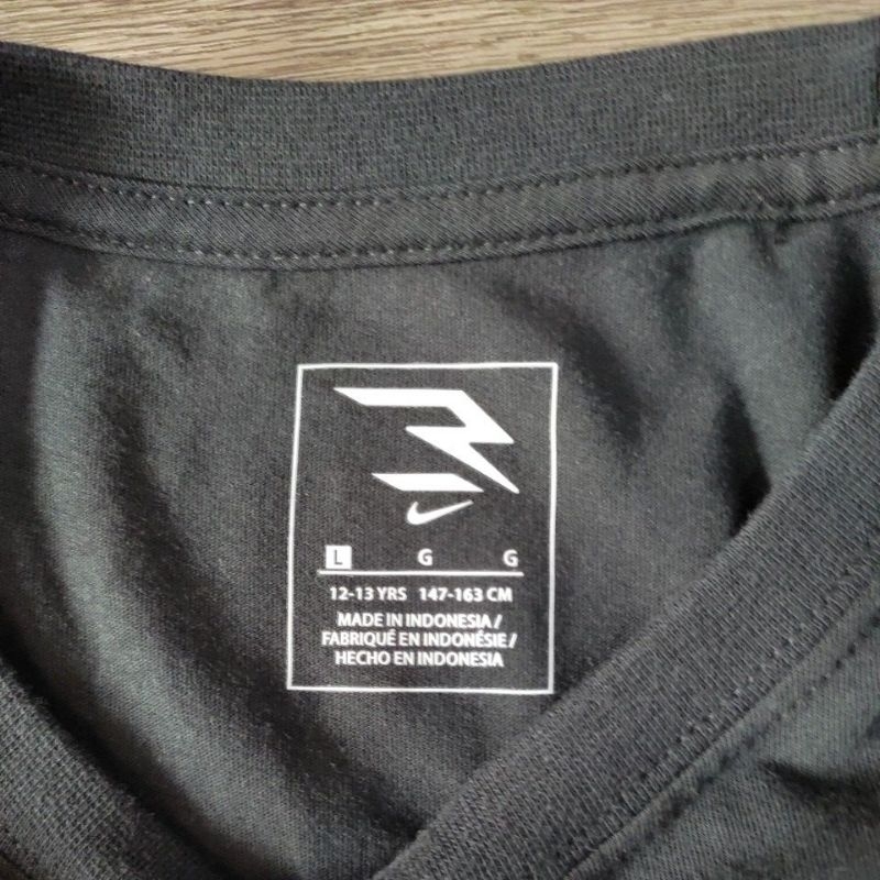 Kaos Nike NYA RWB Reign Tee