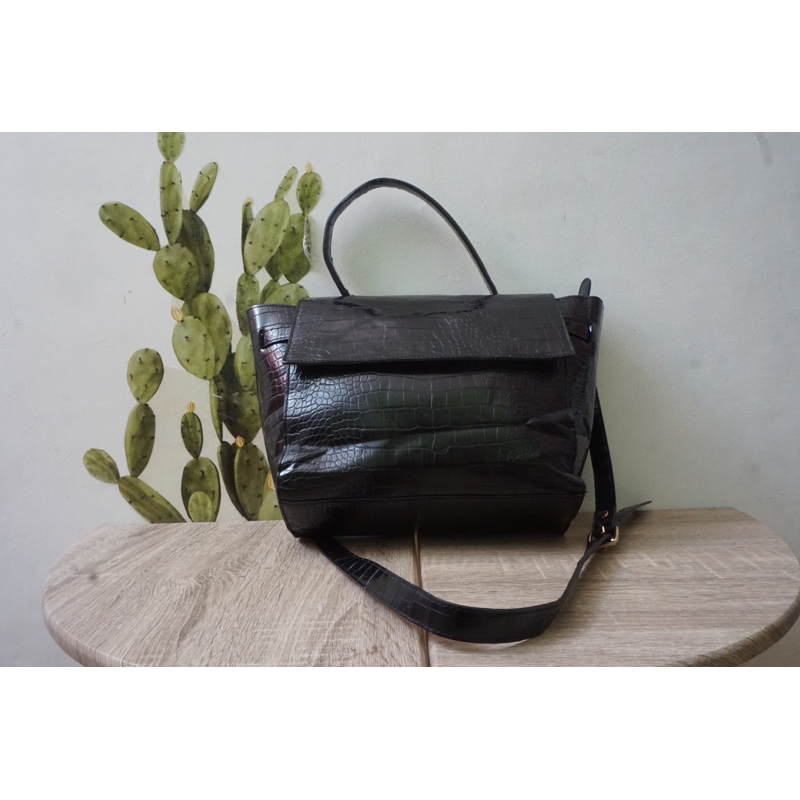 (PRELOVED) Trapezoid Bag | OFF THE RECORD | Black
