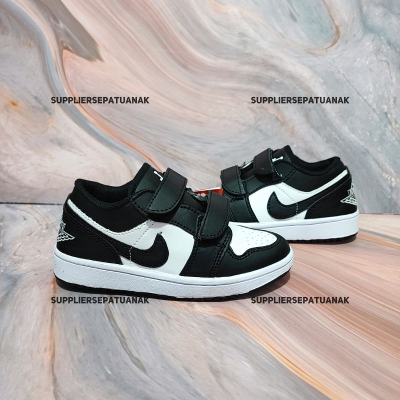 sepatu sneakers anak kids sekolah kindergarden nike air jordan 1 low velcro perekat hitam putih cewe