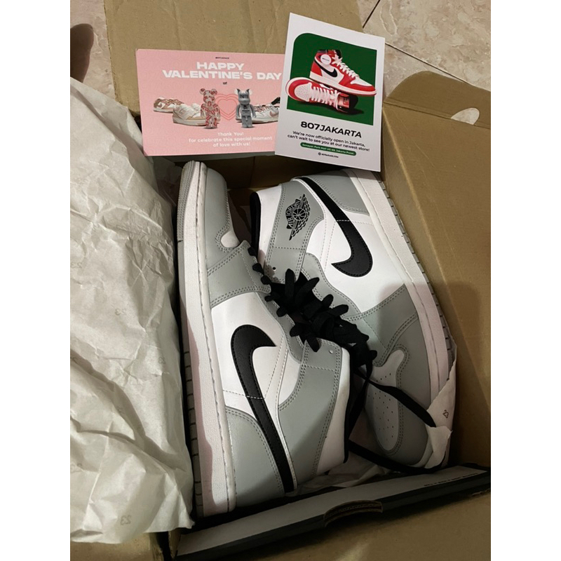 Air Jordan 1 Mid Light Smoke Grey 100% Authentic beli di 807garage