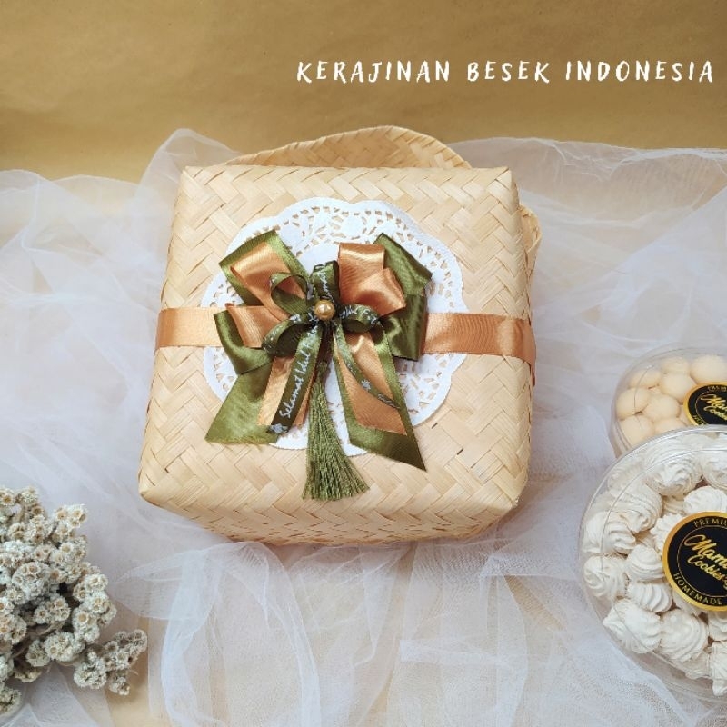 

Besek blicing aneka ukuran + pita spesial lebaran Box kue kering nastar Packaging hampers lebaran Parsel lebaran