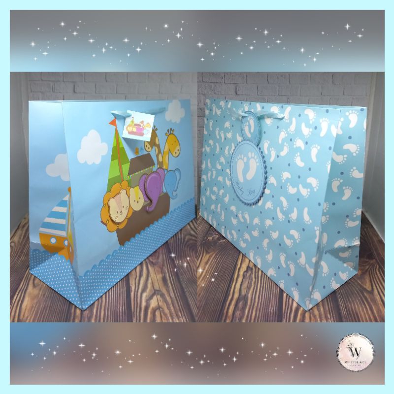 

Paper Bag Kado Model Tali Pita Bentuk Landscape Ukuran Jumbo (Size XXL) 3D Glitter Baby Boy Gambar Baby Footprints dan Cute Animals on Boat Tas Jinjing Hadiah Kertas Premium