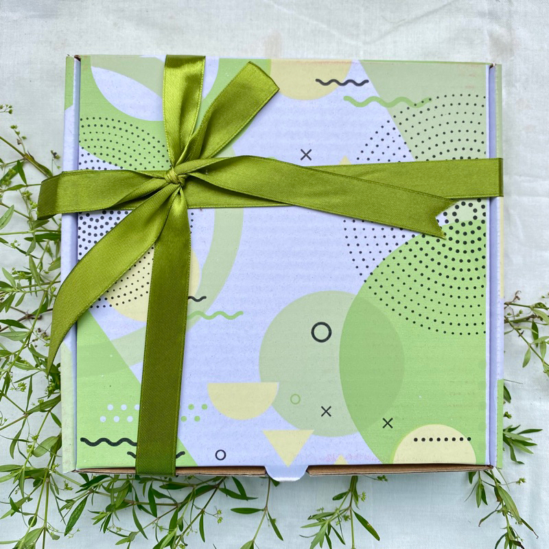 

BOX UKURAN 21x21x5/ box hampers / kotak kado / box kado / tempat kado / box hampers Happy birthday