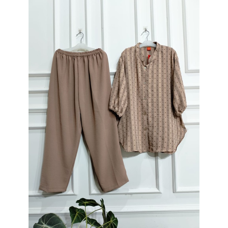 SET WANITA BAHAN AIRFLOW CRINCLE SALUR GARIS/SET WANITA KANCING/STELAN WANITA TERBARU/TERMURAH/ONE SET KEKINIAN/TERVIRAL/COD/JUMBO/BAHAN JATUH/TERHITS/BAJU SANTAI/BAJU NON FORMAL/BAJU SEHARI-HARI/BUSUI/KANCING HIDUP/LIZAM/XXL/ONE SET TERBARU/STELAN WANITA