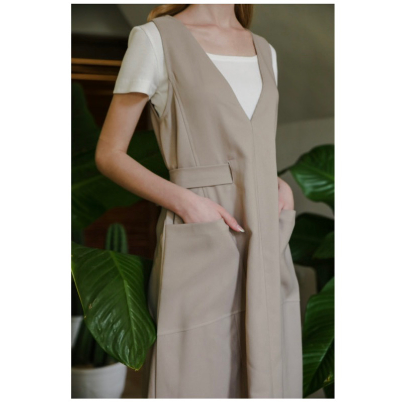 maven kellan dress in macadamia