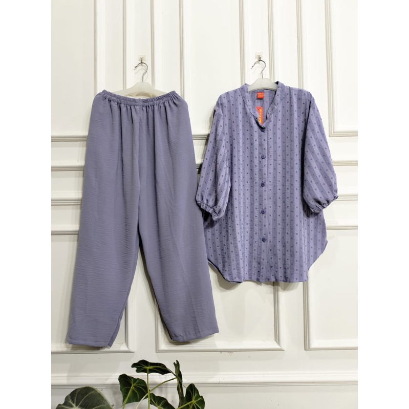 SET WANITA BAHAN AIRFLOW CRINCLE SALUR GARIS/SET WANITA KANCING/STELAN WANITA TERBARU/TERMURAH/ONE SET KEKINIAN/TERVIRAL/COD/JUMBO/BAHAN JATUH/TERHITS/BAJU SANTAI/BAJU NON FORMAL/BAJU SEHARI-HARI/BUSUI/KANCING HIDUP/LIZAM/XXL/ONE SET TERBARU/STELAN WANITA
