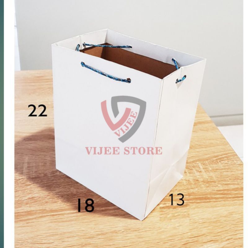 

Paperbag R5 Putih / Tas Kertas Polos Putih R5 18X13X22