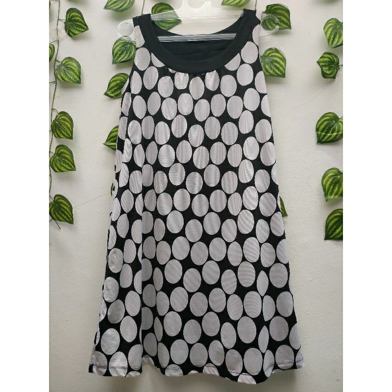 Midi dress hitam polka putih, tanpa lengan