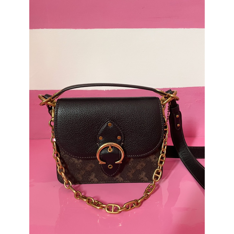 Coach Beat 18 with Horse and Carriage Print