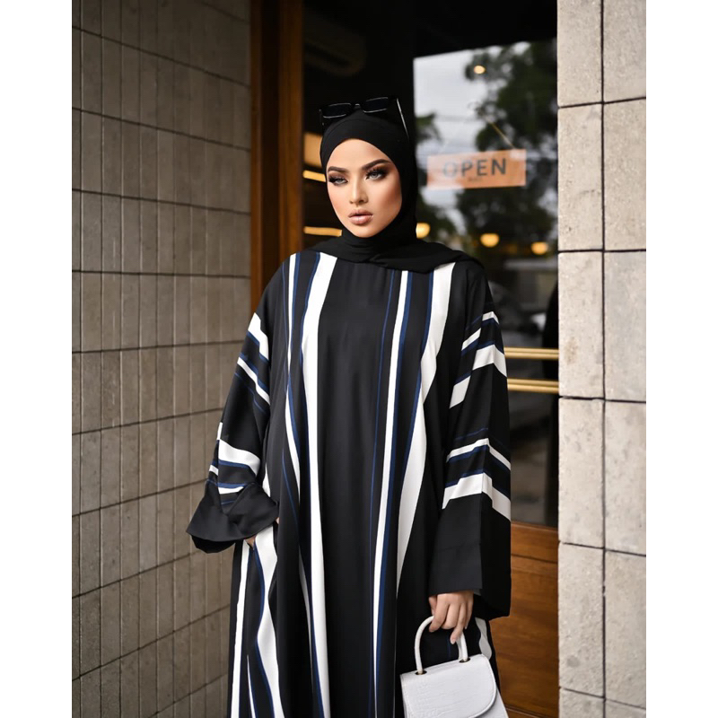 jazila Black abaya dengan motif stripe vertikal yang menciptakan ilusi langsing