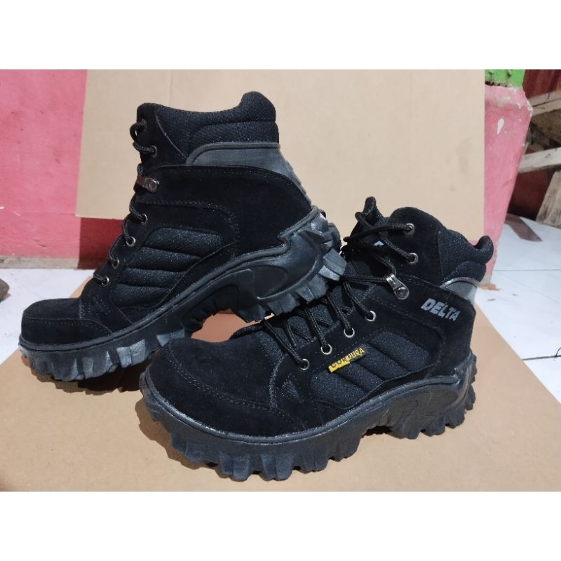 SEPATU BOOTS PRIA DELTA  HITAM PENDEK UJUNG BESI TERBARU