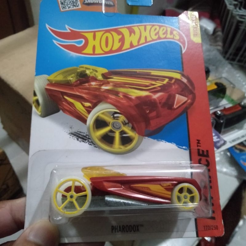 Hotwheels pharadox merah