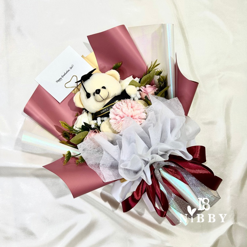 BUKET WISUDA Premium Bunga Boneka Kado Sidang Artificial Custom Nama Selempang Hadiah