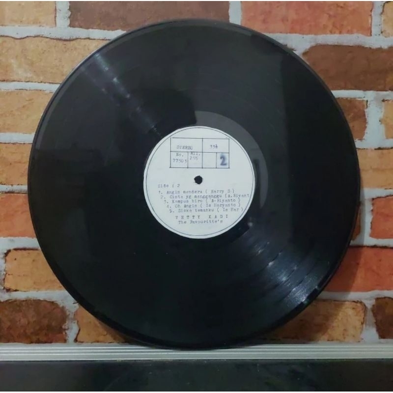 Vinyl Piringan Hitam 12 inch Tetty Kadi-Siapa Pernah Jatuh Cinta