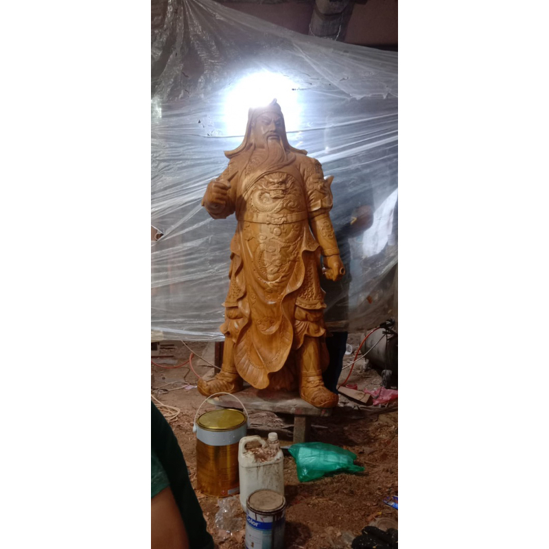 Patung dewa perang kayu