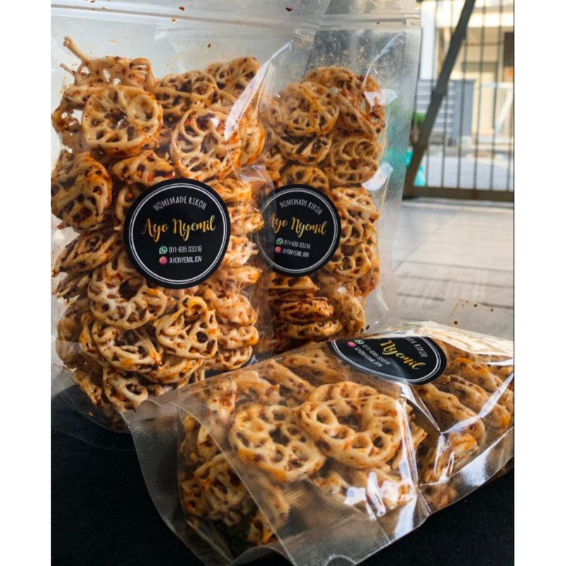 

Cemilan Kerupuk Mawar Pedas Daun Jeruk 300gram